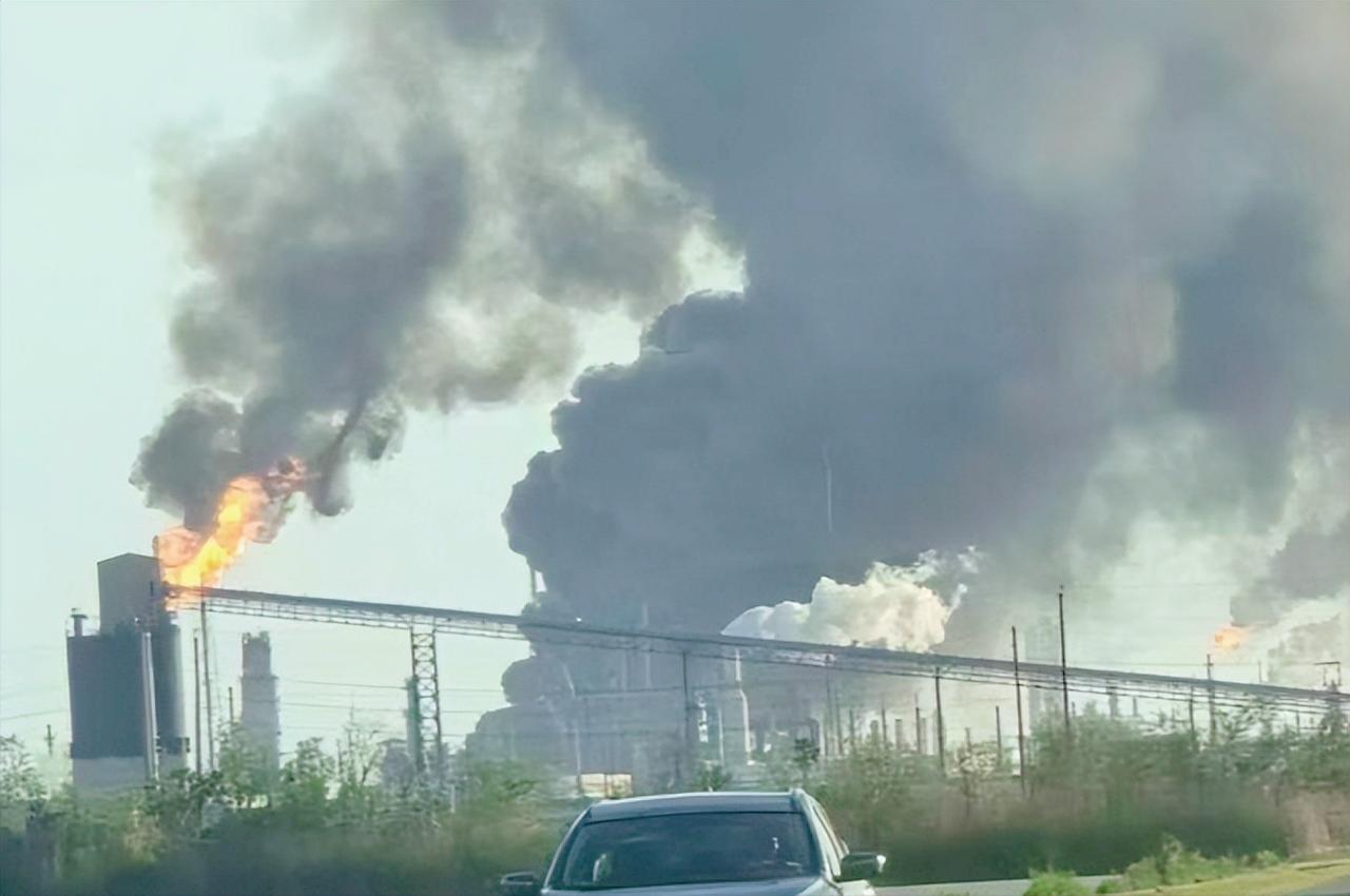 特朗普算盘落空了，最近美国得州阿瑟港的瓦莱罗炼油厂突然传出剧烈爆炸，巨响足足传到
