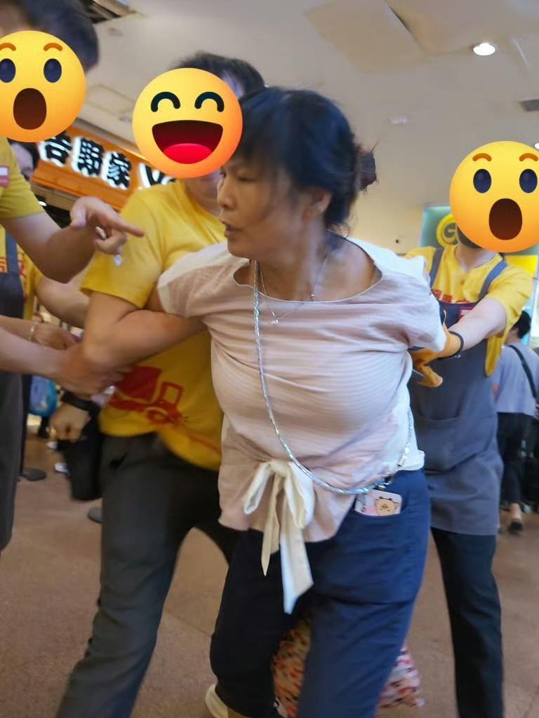 阿婆在惠康超市偷西兰花跟鸡蛋，被职员逮个正着。