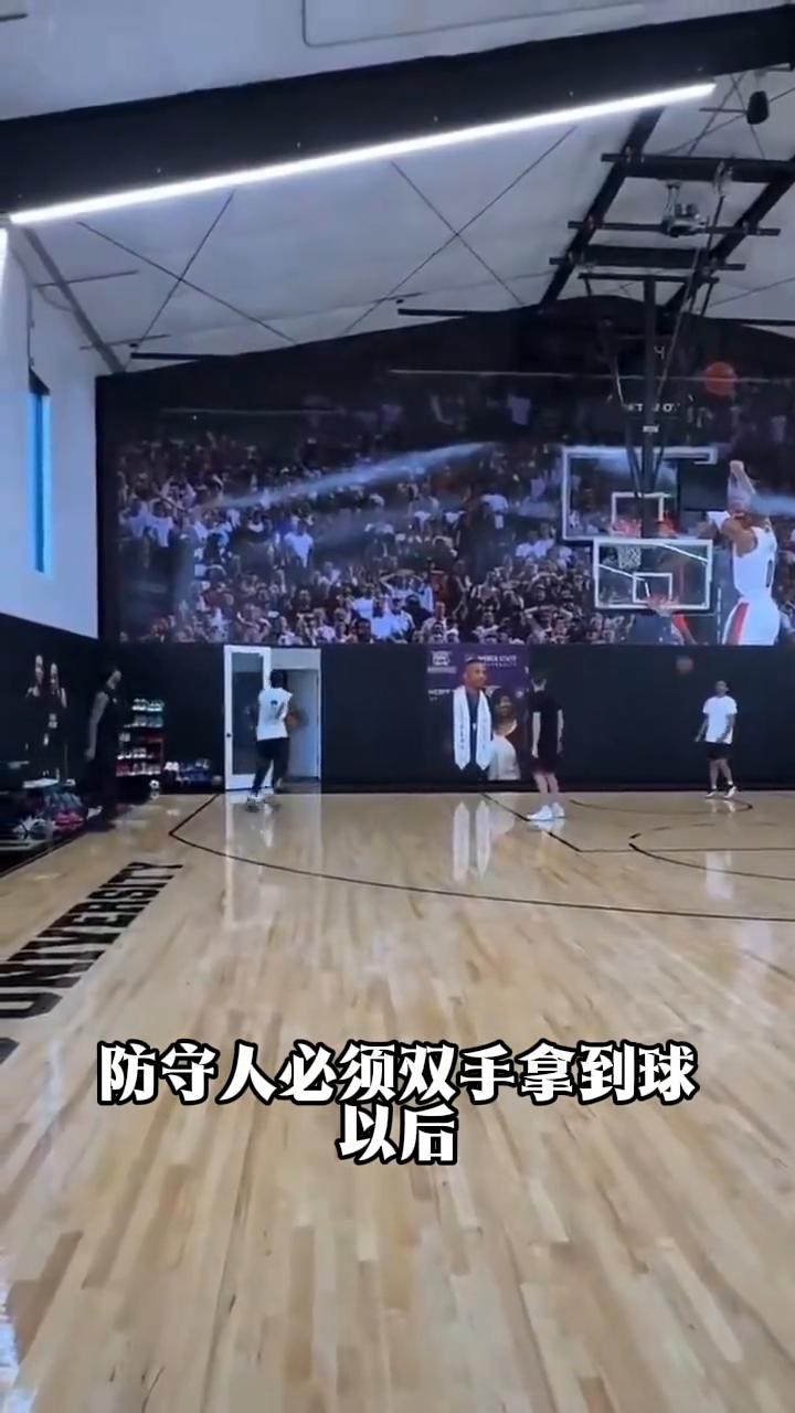 这是开拓者当家核心利拉德最新的训练视频。这个训练模式特别逗，就是利拉德必须把球拍