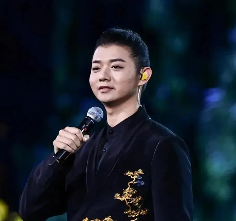 期待霍尊王者归来

歌手霍尊曾经被誉为“国风美少年”，一曲《卷珠帘》让他一时名声