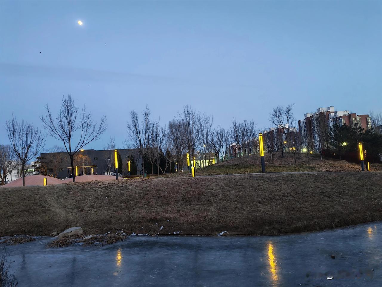  
 今天傍晚在散步，看到美景，写下
观冬月，记录之。题为《观冬月》
 
雪岸霜