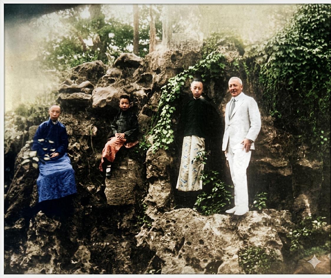 20世纪20年代初，紫禁城御花园里，太湖石假山上，溥仪与英文老师庄士敦及亲弟弟溥