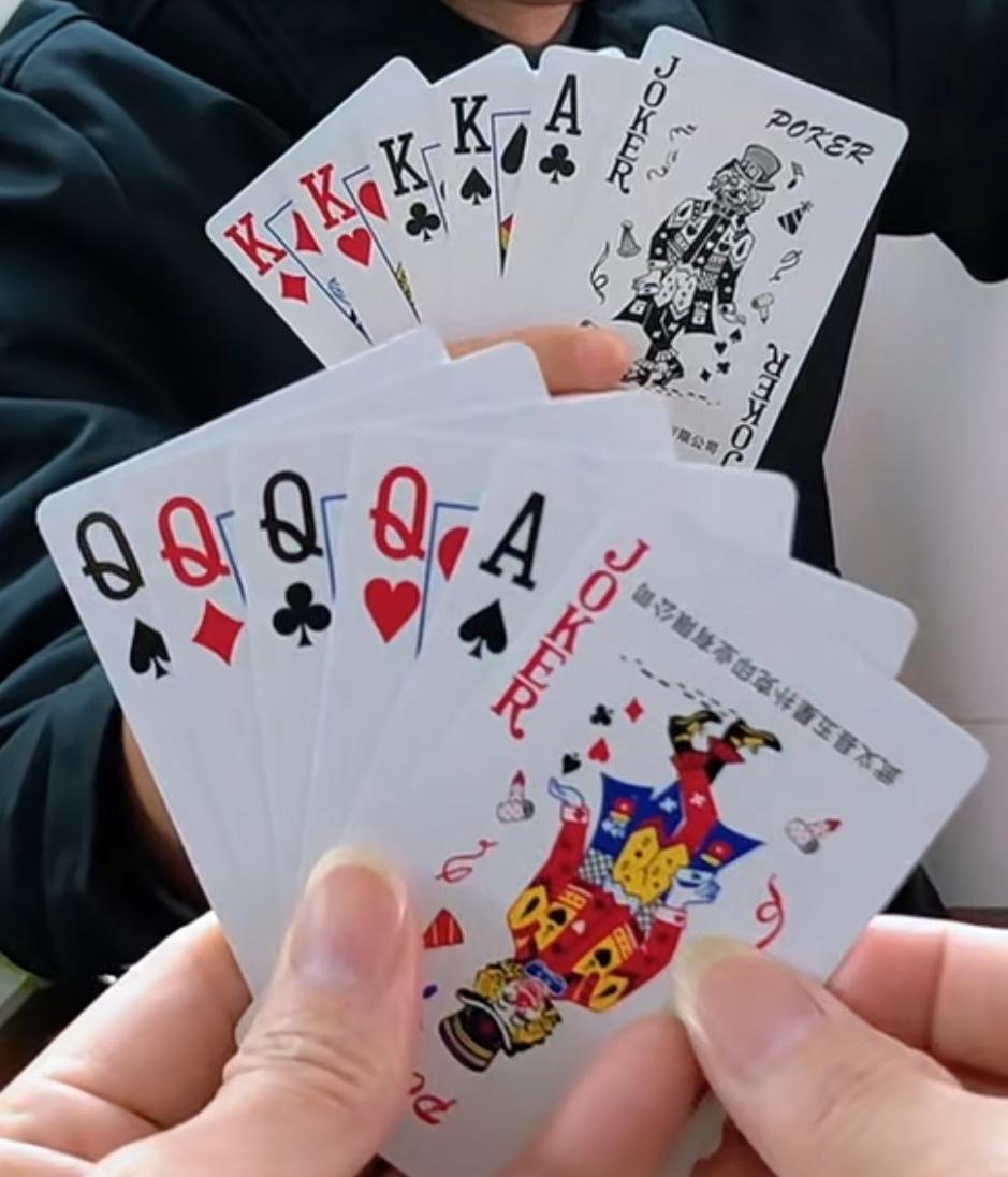 巧解残局。益智游戏，欢乐斗地主，规则有连有带，最多3带1，也可以3不带。下面牌的