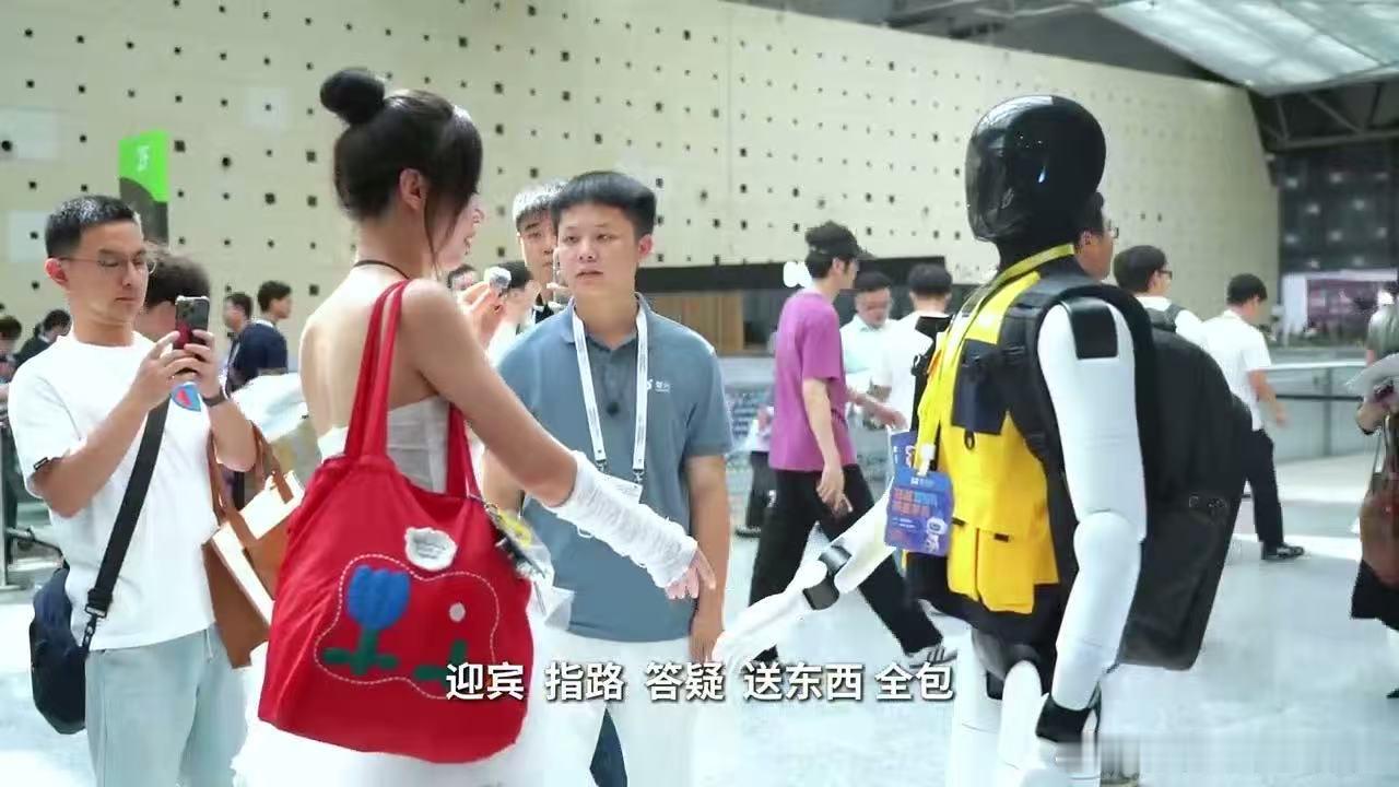 机器人赛道开始卷大脑了人形机器人行业竞争逻辑正在转变，赛道不再单纯比拼运动性能。