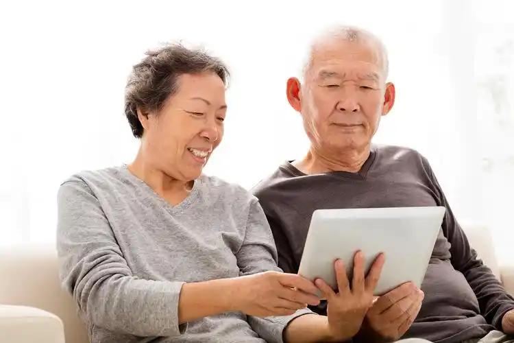 2026年七月下旬，全国年度养老金调整通知依旧没有正式官宣，不少退休人员在等待新