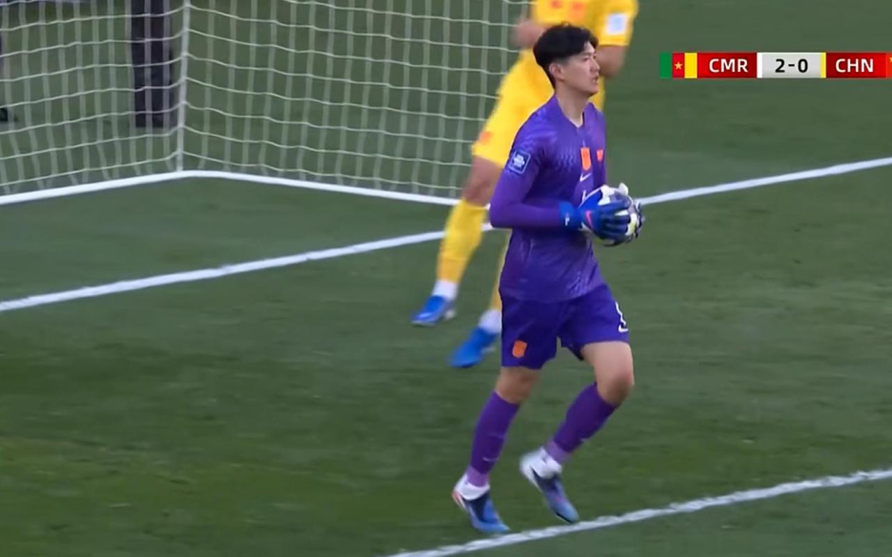 真就全国人民白激动一场！
刚赢库拉索没两天，国足转头就给喀麦隆送温暖。
对方10