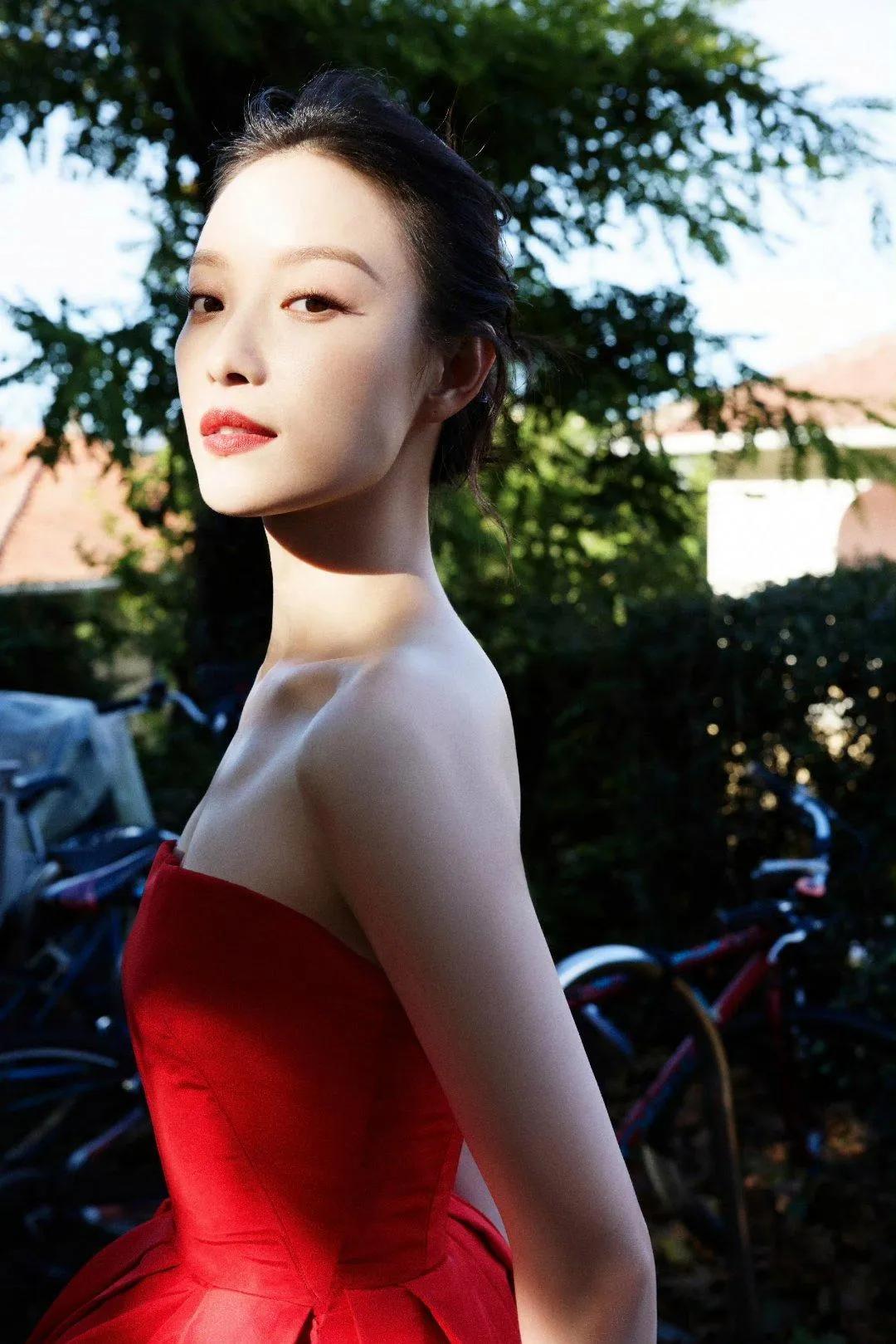 倪妮身着一袭红裙，如明艳玫瑰，热烈似火，优雅迷人！