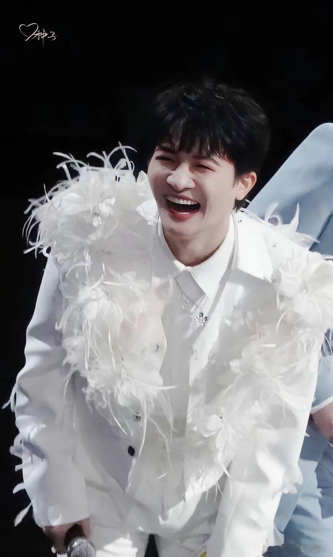 一夜之间，喜欢和不喜欢周深的都沉默了，不是他出了什么问题，而是他实在是业务能力太