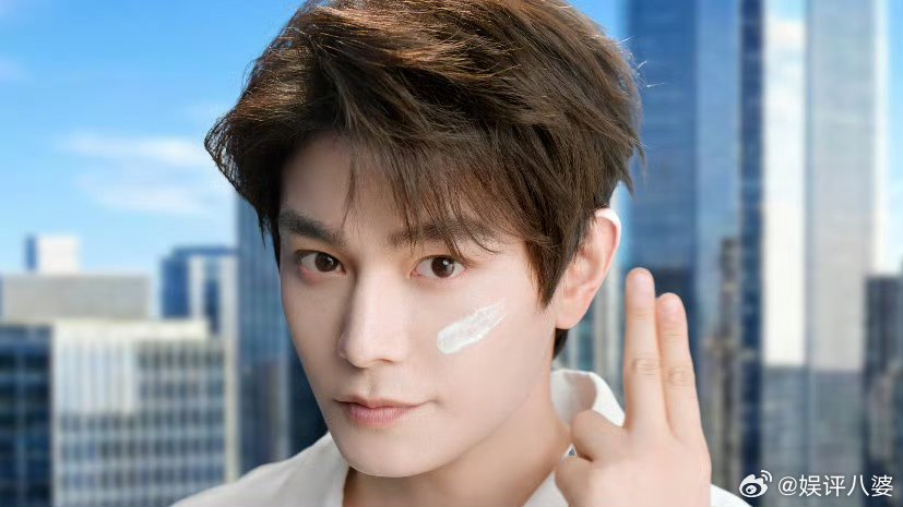 丁禹兮全白少年感造型大片太绝啦😍 全白造型氛围感拉满，简约穿搭凸显清隽身形，干