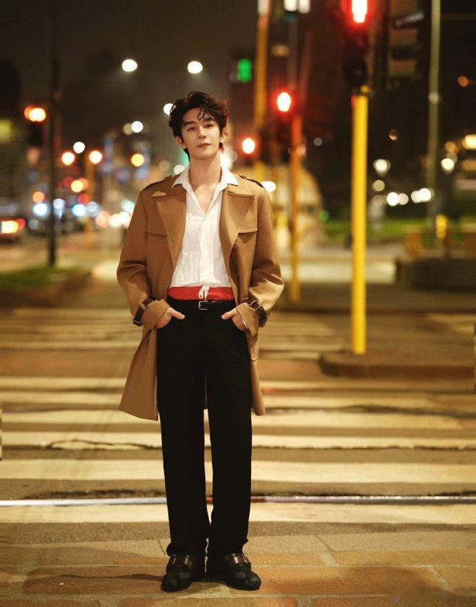 夏之光米兰plog夏之光深V白衬衫咖色大衣 夏之光米兰plog，夏之光深V白衬衫