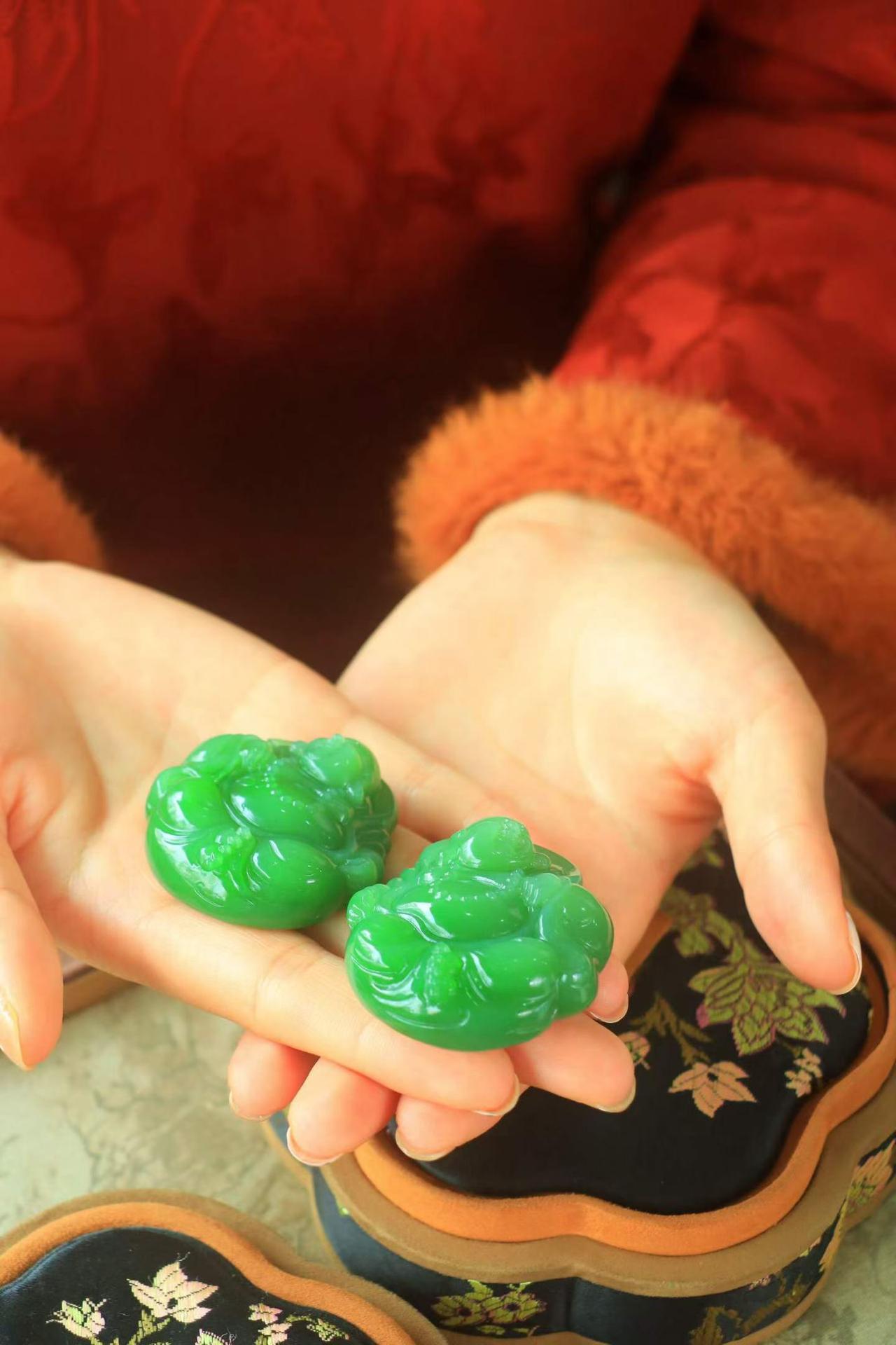 个·〈碧玉·弥勒笑佛〉

和田玉老坑碧玉，肉质细腻油润～手工精雕弥勒佛，笑古笑今