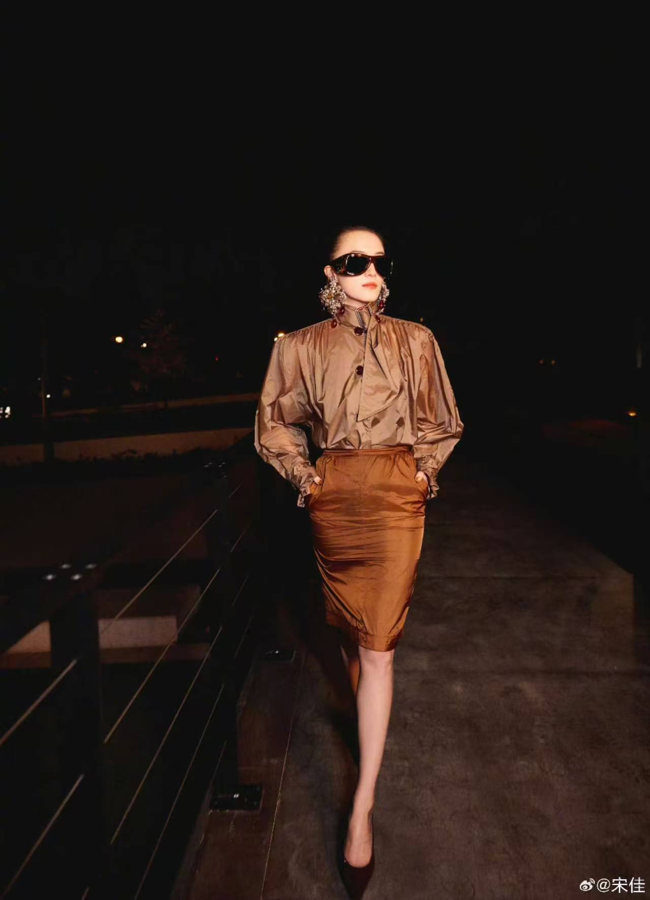 宋佳刘雅瑟江疏影撞衫 谁懂啊！看到刘雅瑟隐身的名字封面才发现，这件神衣竟被三位女