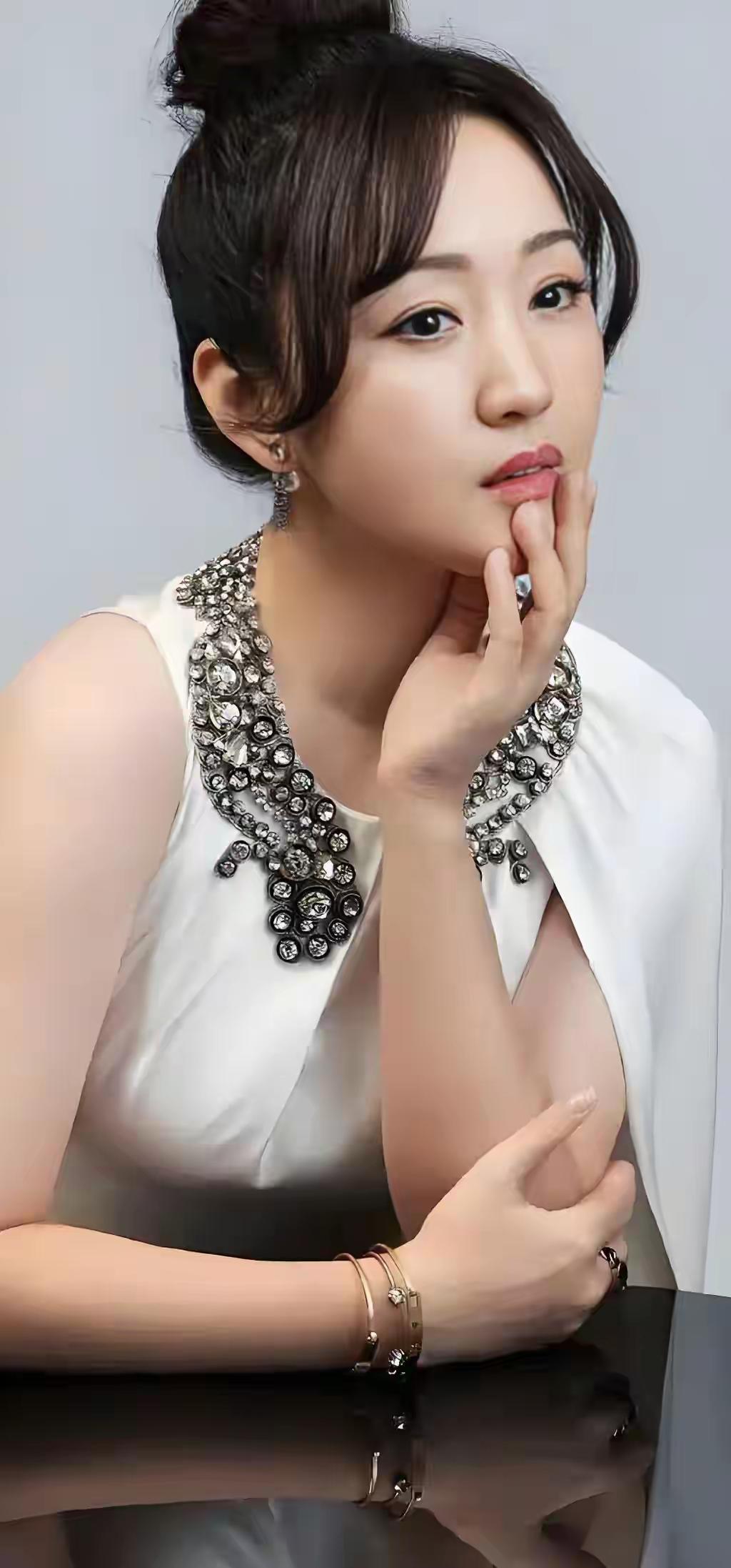 杨钰莹
休闲照