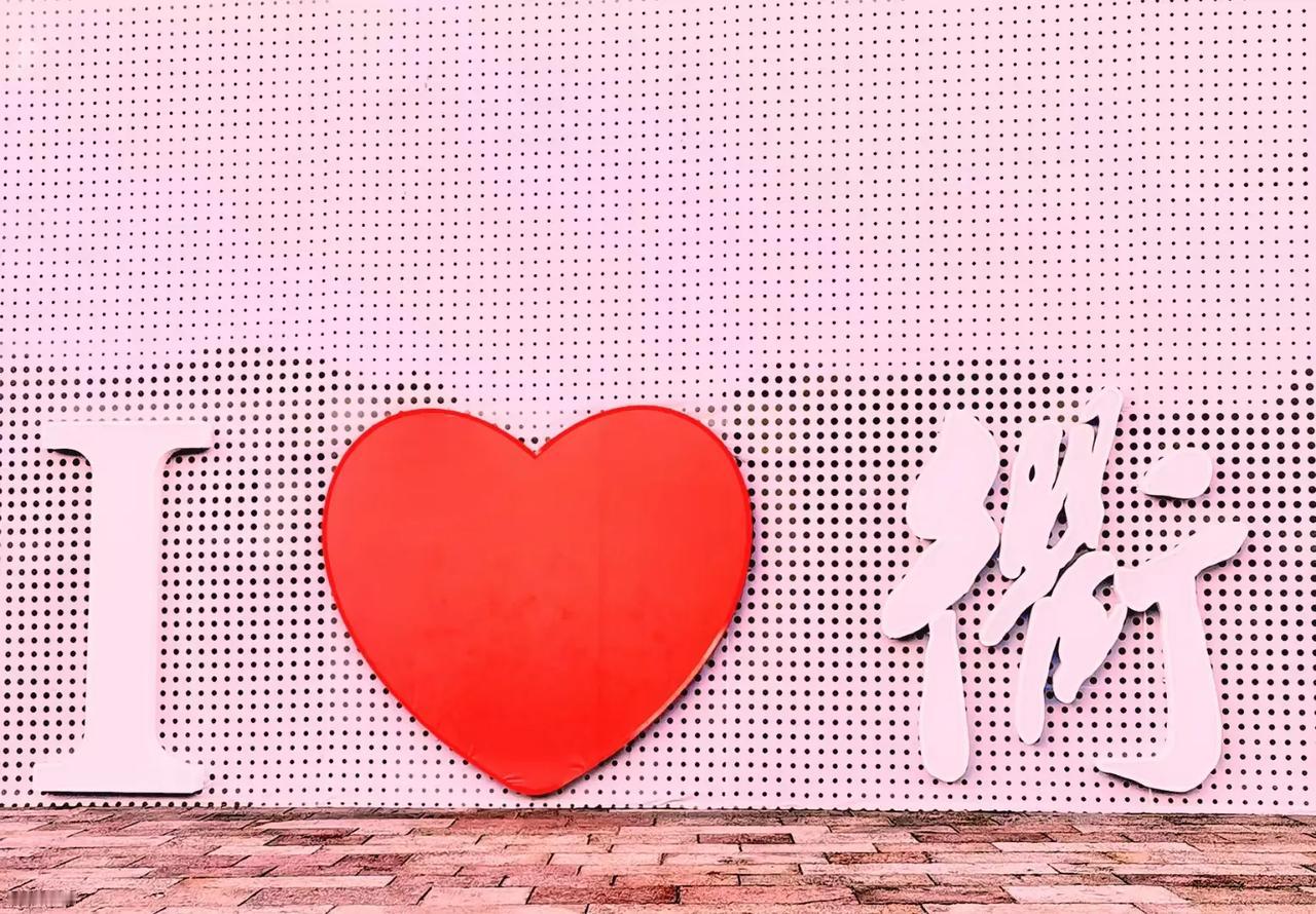 水亭门景区位于衢州市柯城区，是一处融合了历史文化与现代商业的旅游街区。这里保留着