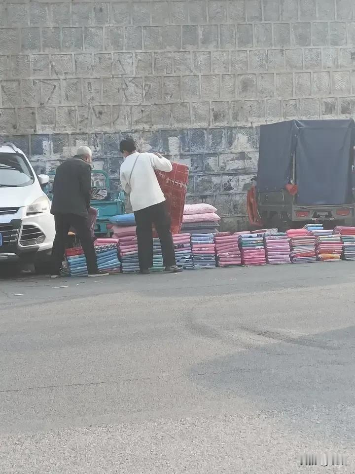 上街看到这一幕，心里有说不出的心酸！[流泪]
我们老家街上就有很多这样摆摊卖床单