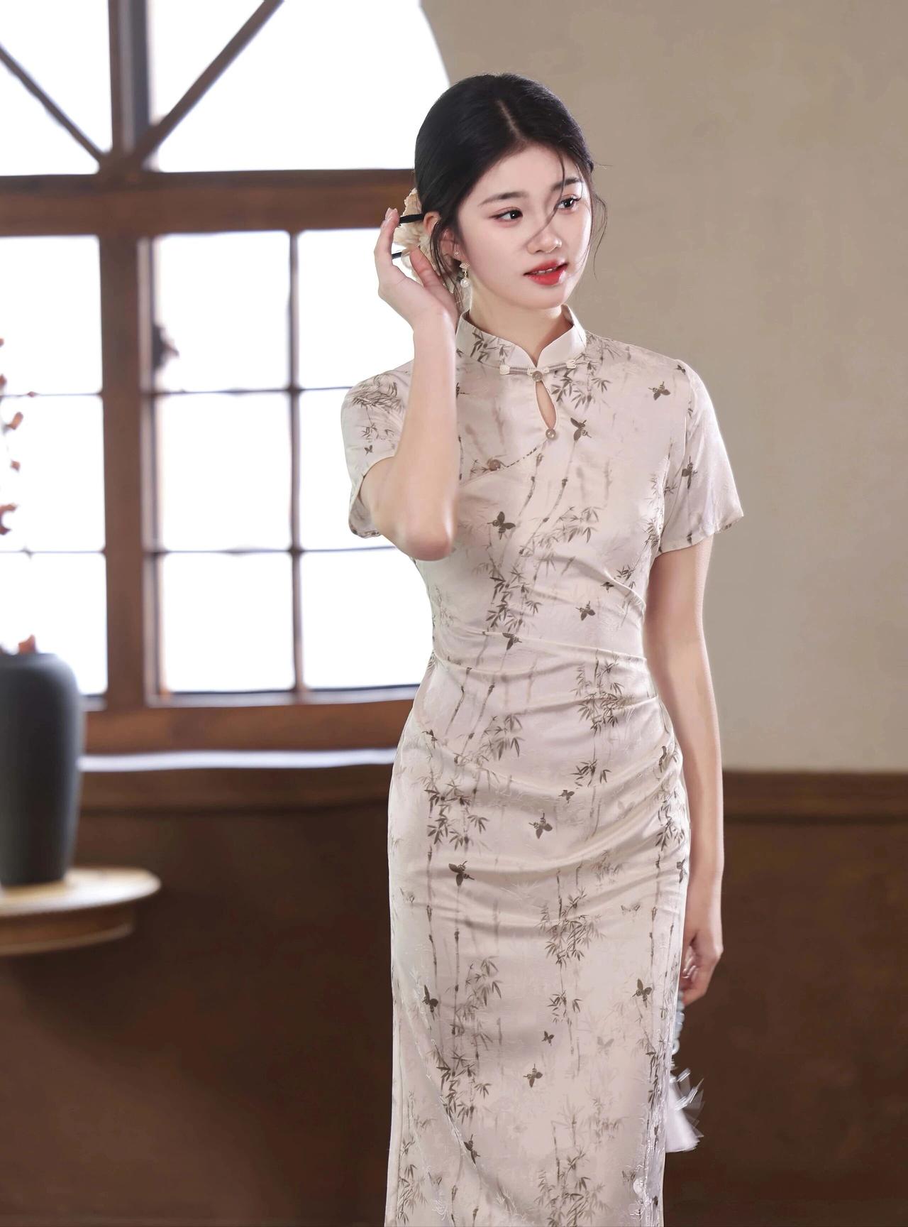 这组照片完美诠释了东方古典美学，将旗袍的温婉与女子的柔美展现得淋漓尽致。
整体造