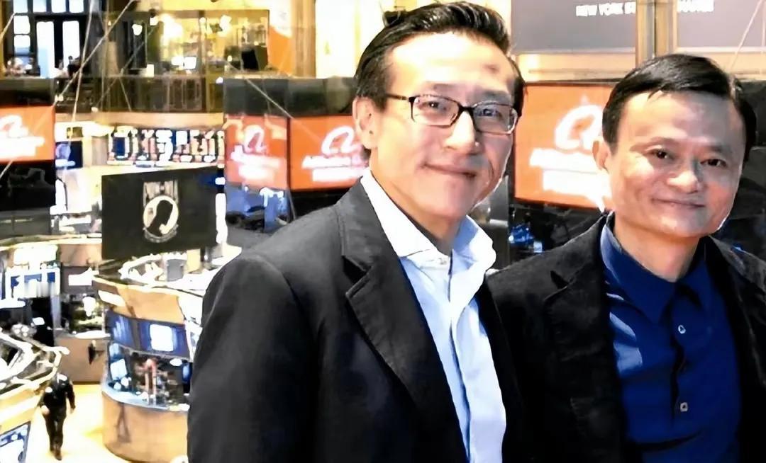 阿里的业绩暴跌，下滑的主要原因，宏观经济低迷、疫情反复冲击，影响了电商业务，而监