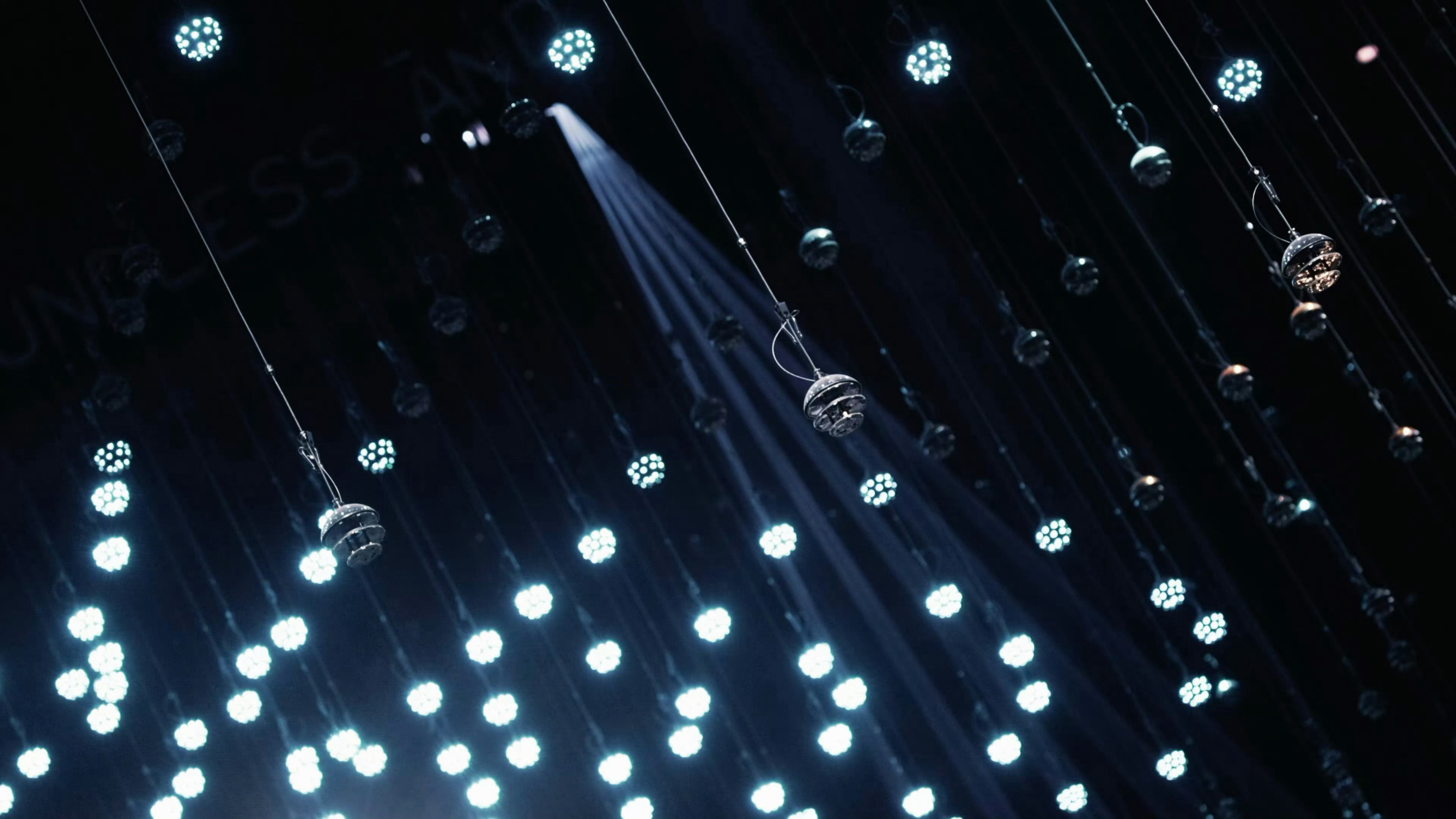 一上一下的灯光真的是在梦里吧 