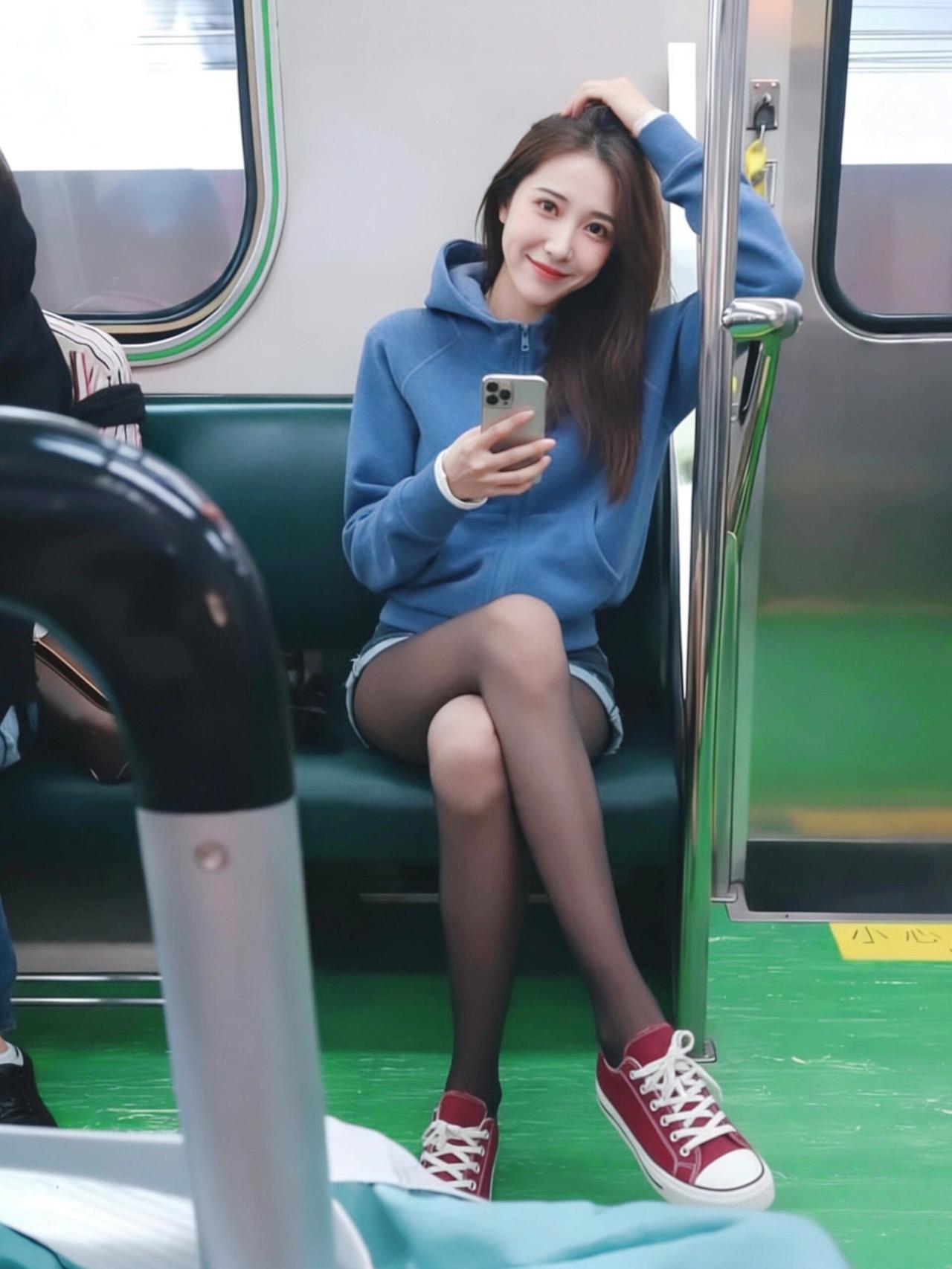 以前总觉得，一见钟情是小说里才有的情节。
直到今天，在地铁里遇见她的那一刻，
我