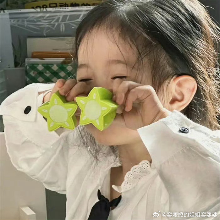 新加坡偶遇唐嫣罗晋一家三口一开始有人造谣他们离婚了，然后罗晋父亲去世，唐嫣一家出