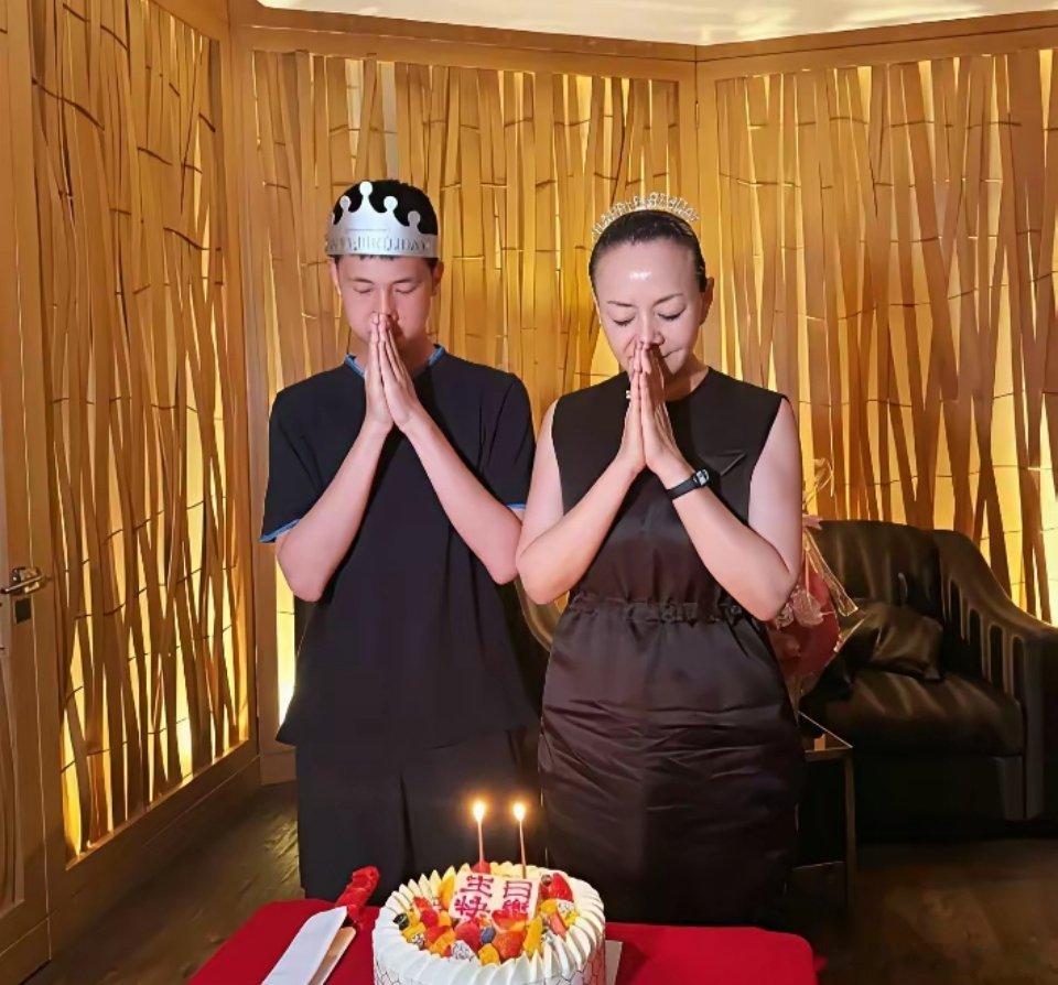 近日，林永健16岁的儿子林大竣穿西装亮相北京老舍剧场，主演话剧《十二公民》，全场