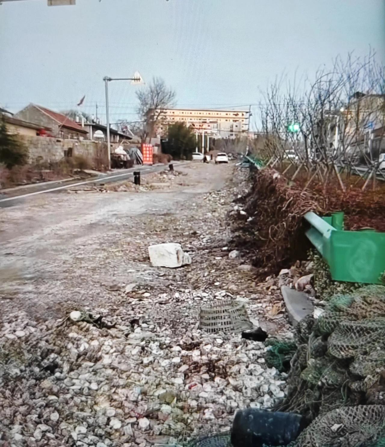 即墨区鳌山卫街道盘龙庄村南的问海路至今还没修好，真是挺愁人的，都三年了，这个修路