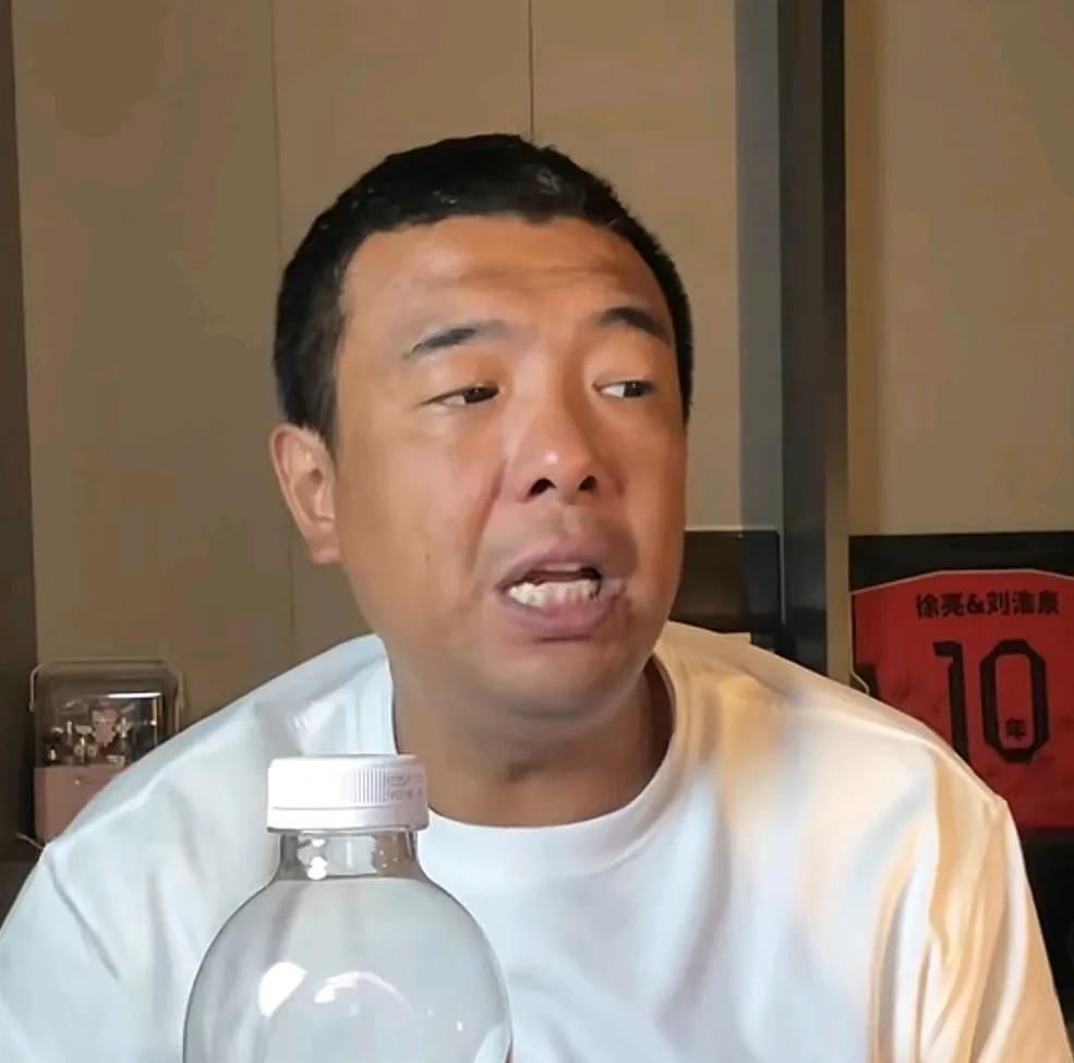 前国脚徐亮在直播间爆了一个料。
他表示，2004年世预赛，国足主场对阵中国香港队