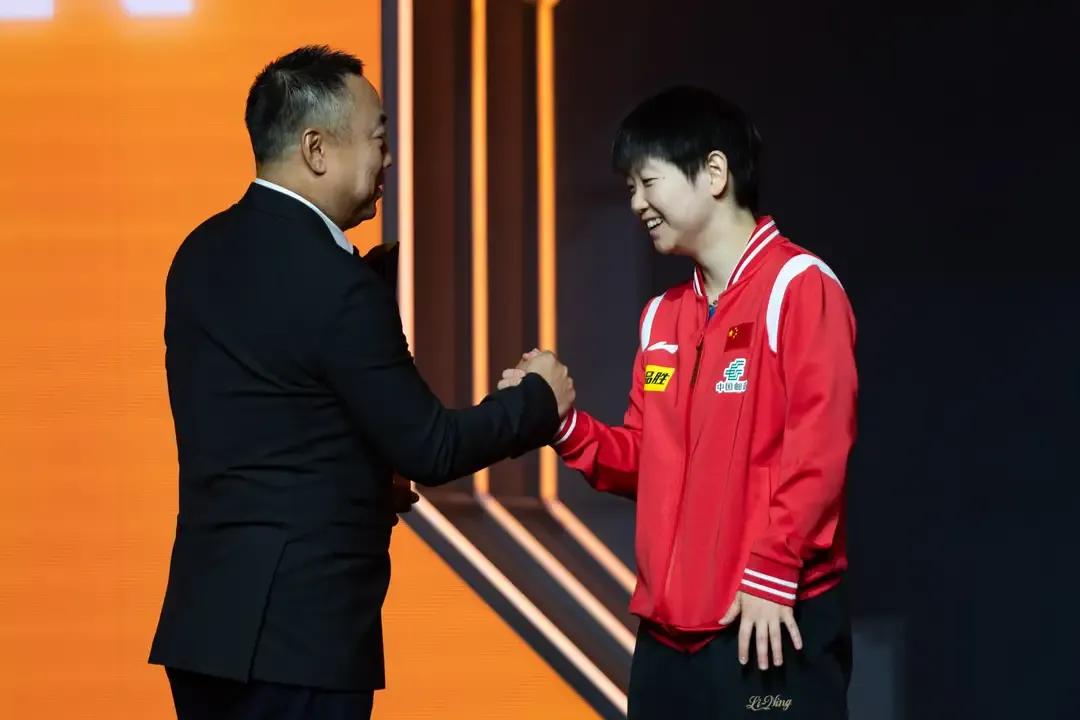 刘国梁: 莎莎立功了！只身闯龙潭，以一敌三。
孙颖莎: 狭路相逢，除了获胜别无选