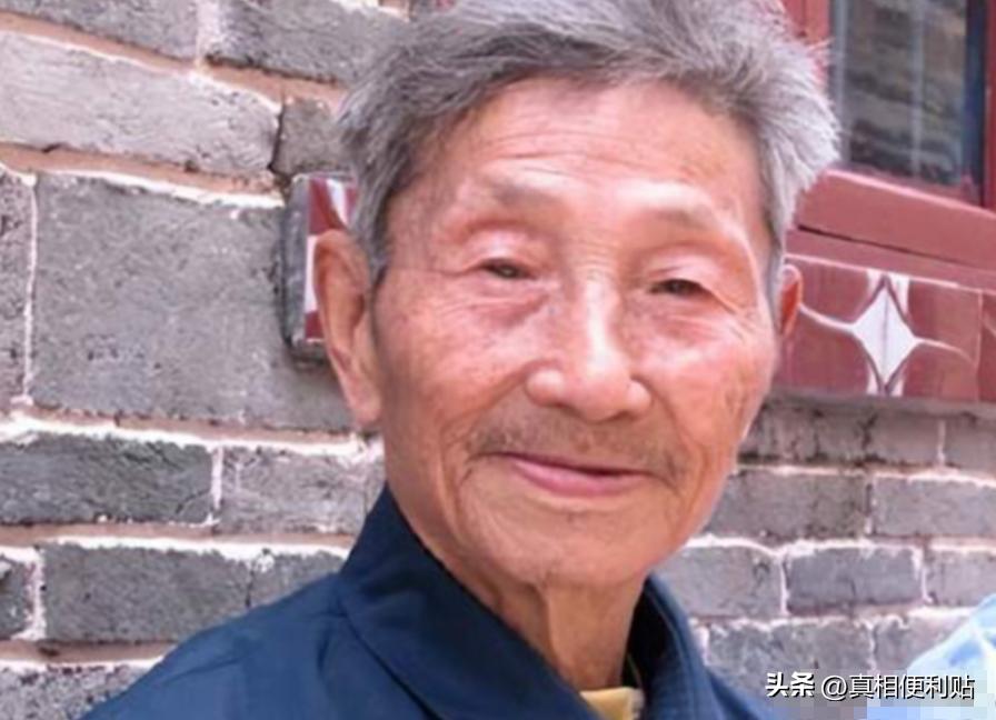 1979年，一位老人为了证明自己是老红军，不顾危险在北京拦下一辆军官的车，眼看大