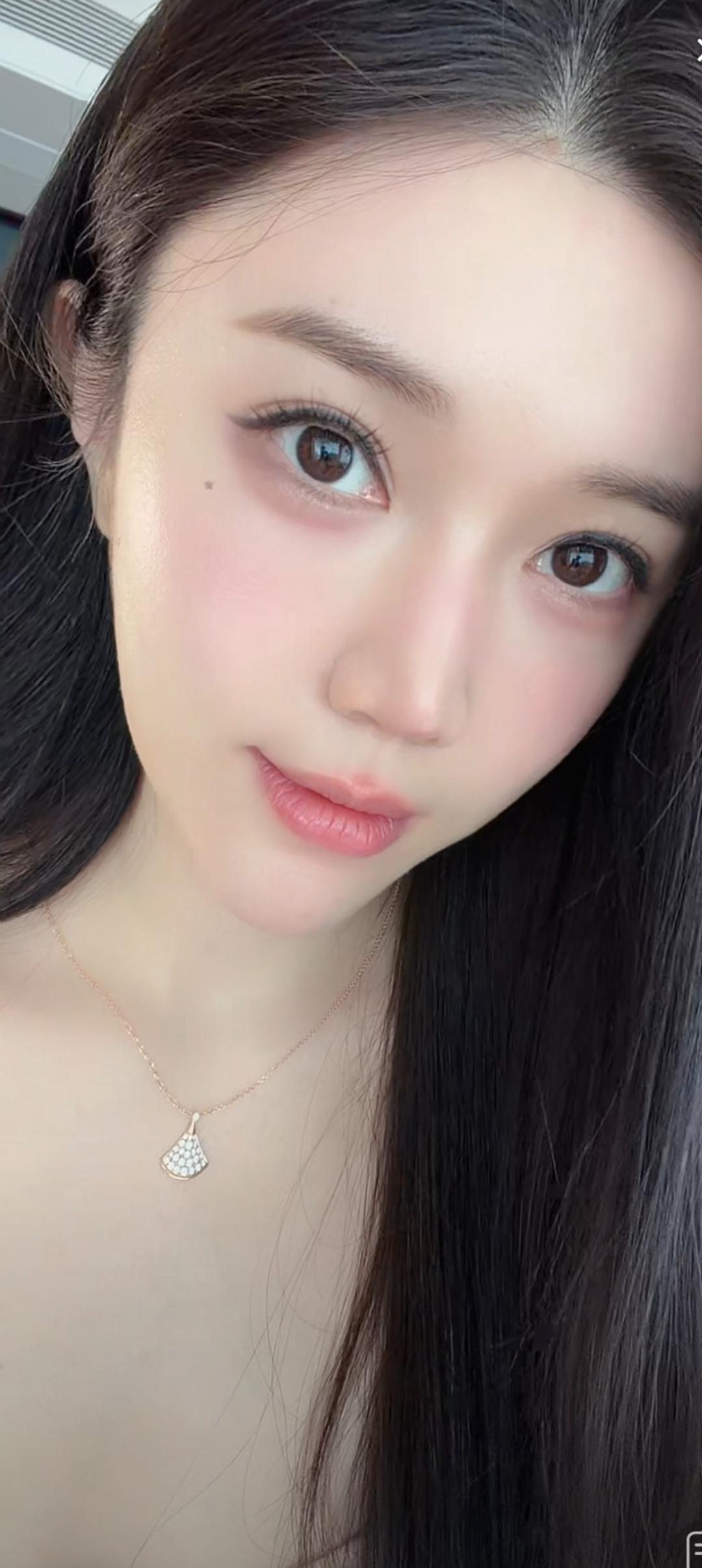 这位美女戴了一条精致项链。