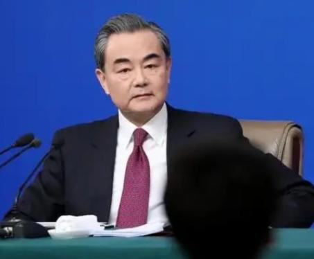 现在不管日本背后有没有美国，咱们已经不打算继续等下去了，王毅直言：我们有权对日本