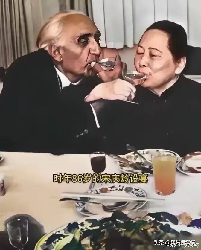 1979年，86岁的宋庆龄与70岁美籍医生马海德共饮交杯酒。这张珍贵合影展现了两