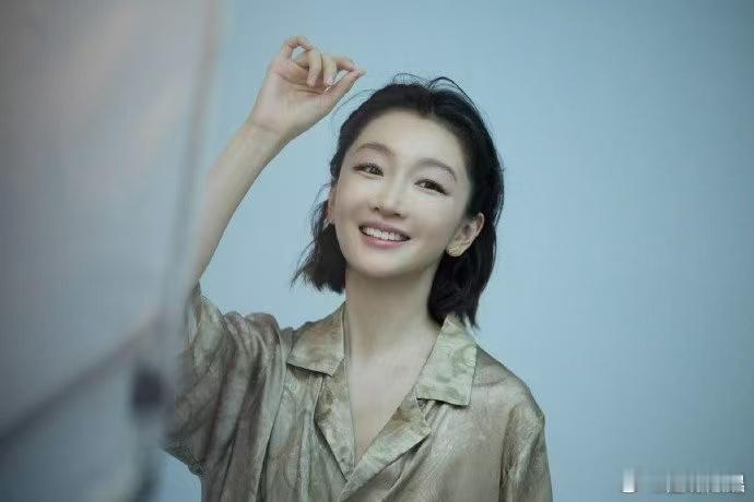 周冬雨[超话]周冬雨给陈可辛介绍花少8成员花儿与少年 这一段对话很有生活感，仿佛
