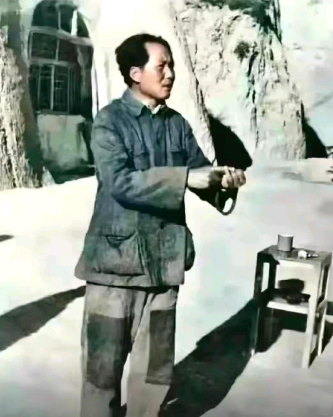 现在很多的抗战电视剧里的人物，一个个穿的干净，整洁，衣服件件都很新，看起来特别割