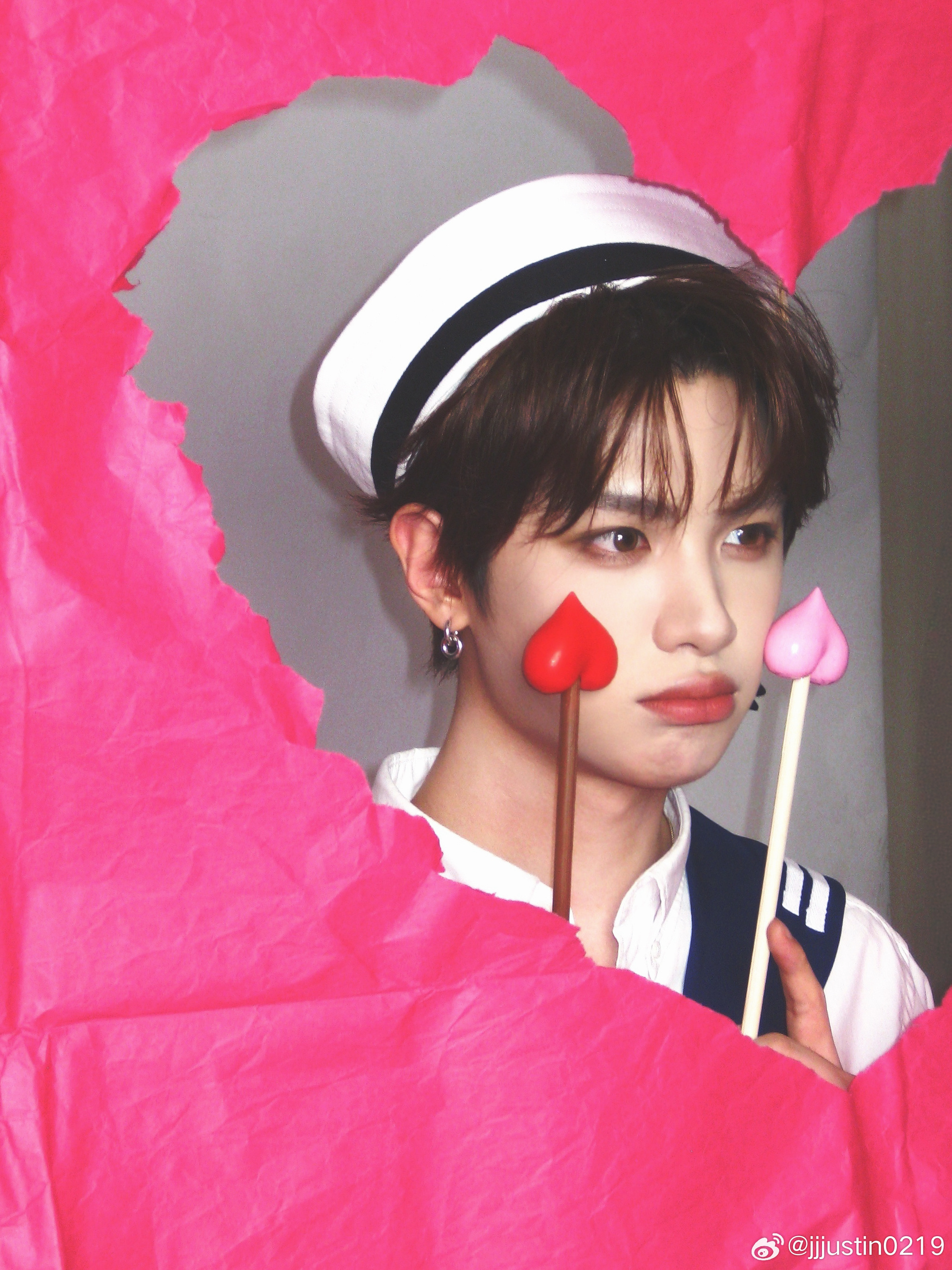 黄明昊水手服好萌 黄明昊六宫格送达📸红玫瑰禁欲系+水手服萌萌哒反差感拉满每款都