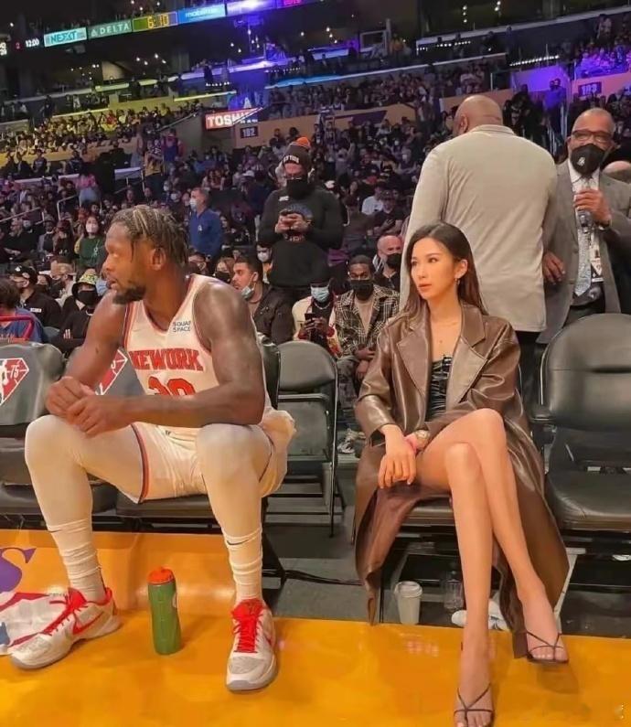 这位女生真厉害，居然坐在NBA的VVIP座位上，背景不简单啊！ 