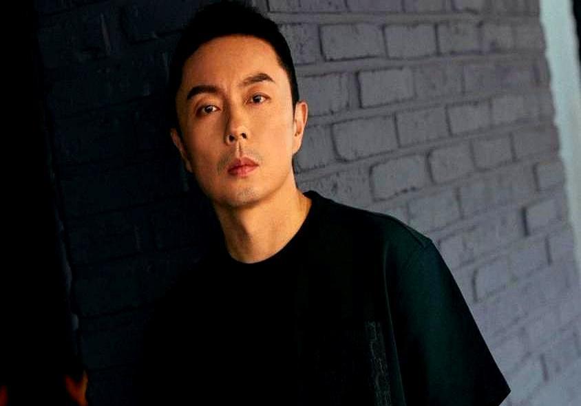 吴京拿着《镖人》的剧本，被两个最该帮他的人，拒绝了。
一个王宝强。
他转头扎进《