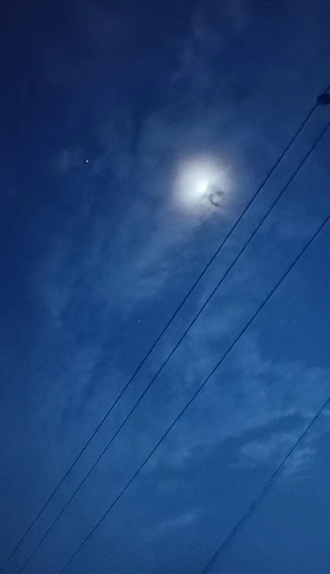 这也应该算是名副其实的披星戴月吧，对着月亮许个愿，愿朋友们人间烟火长暖，岁岁年年