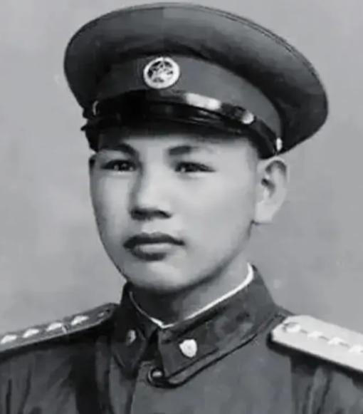 1945年，八路军在公路上伏击日军，排长见日军人数太多，就下令撤退，谁知一个小战