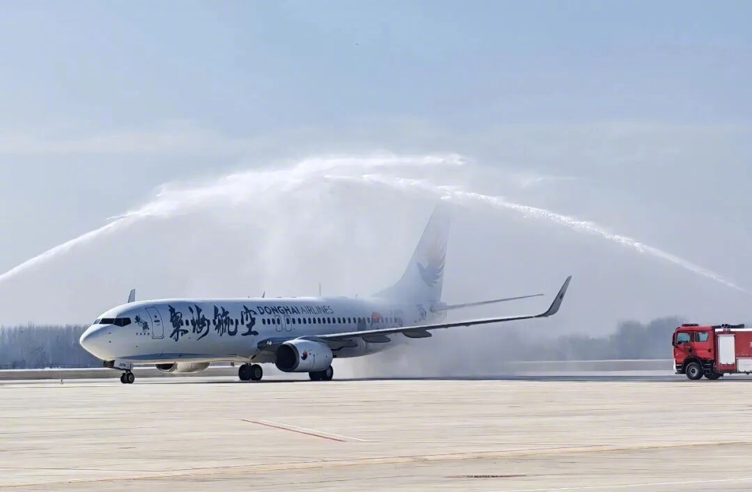 【】11月12日上午，东海航空DZ6224次航班搭载百余名乘客和亳州花茶等货物，