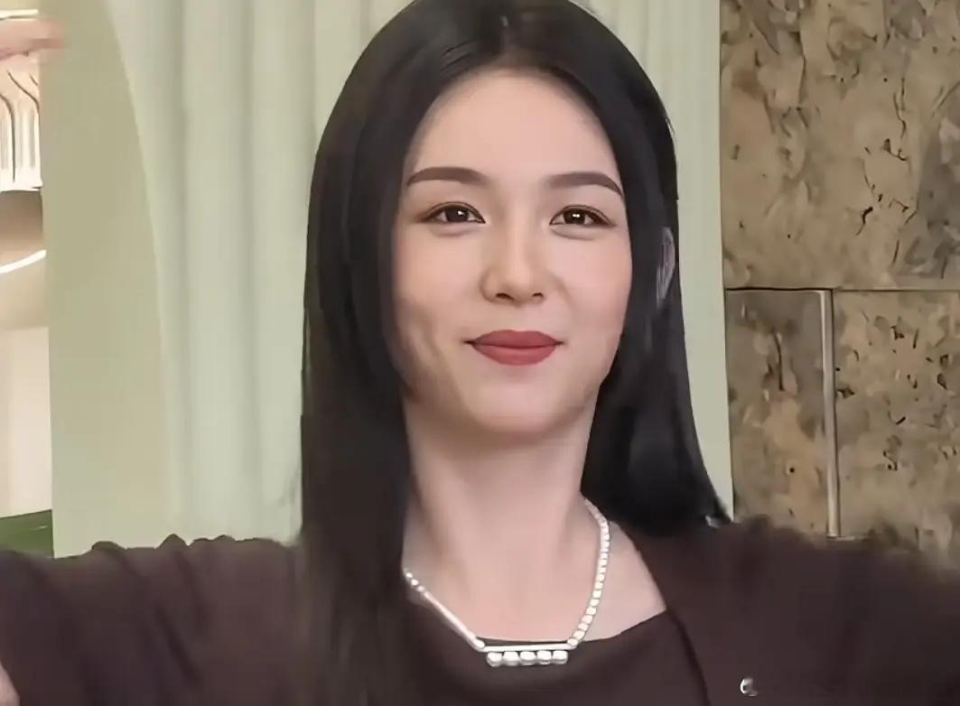 要买股眉眼漂亮的花🌸奔三的年纪 周也 张婧仪的差距出来了如果25岁眉眼不行 眼