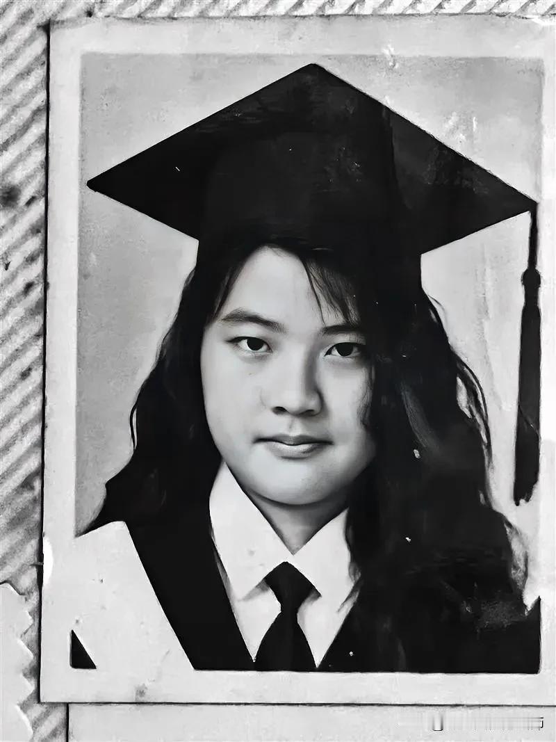 看图猜人！给大家一些提醒：1969年出生于台中市，曾就读于北一女中，毕业于台湾大