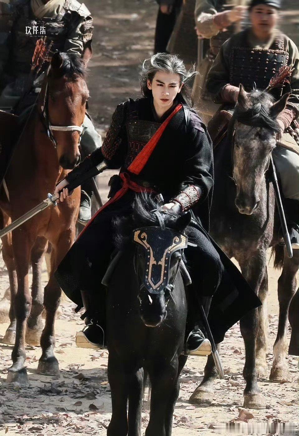 张凌赫归鸾骑马打戏路透张凌赫《归鸾》骑马打戏路透 