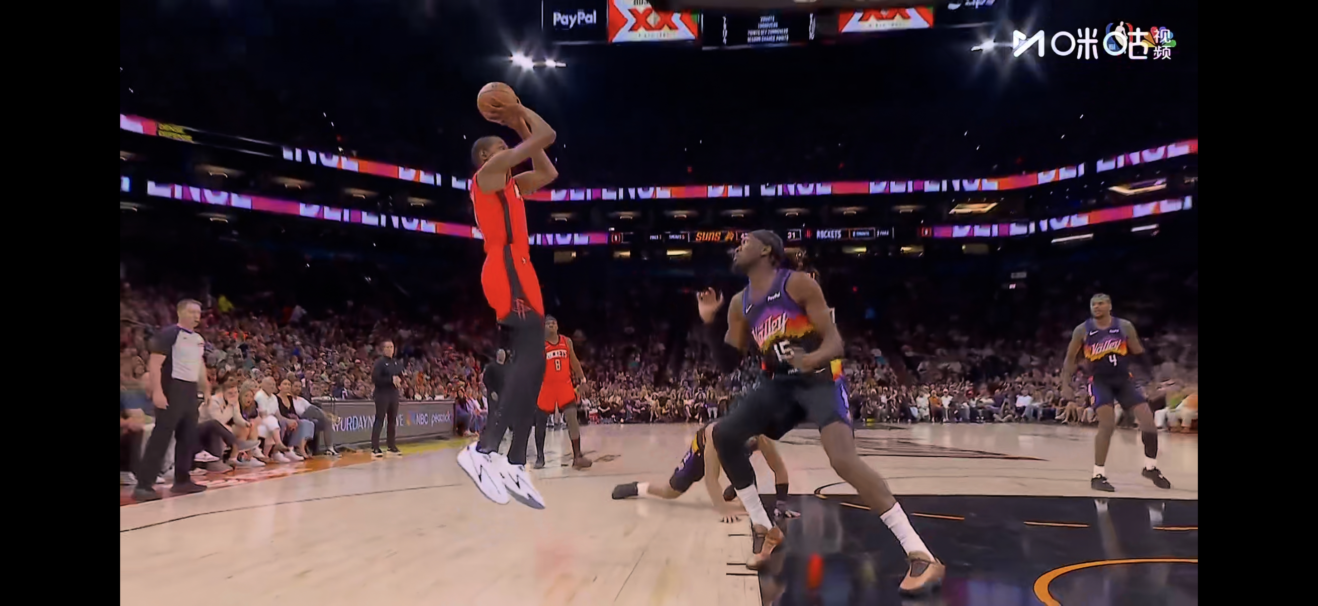 ▲龙哥，你怎么趴着看球啊，地上凉，快起来