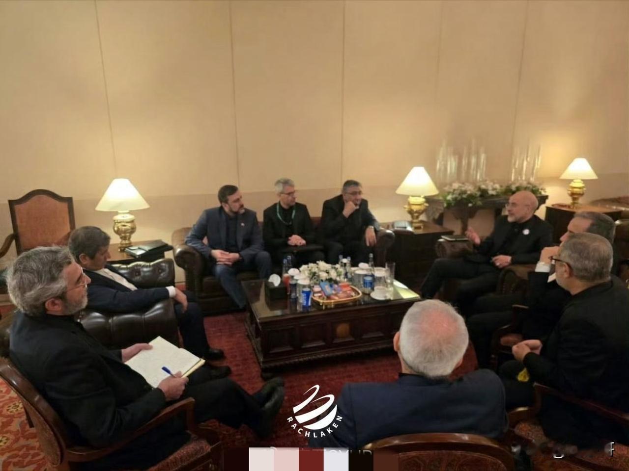 美伊谈判在巴基斯坦正式开启，伊朗代表团高层连夜开会商讨对策。
这次谈判，美国派出