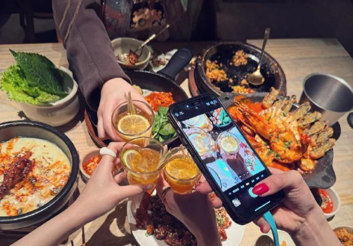 【长大后和朋友见面真的很难】
出来吃饭！要加班……
出来吃饭！有应酬……
出来吃