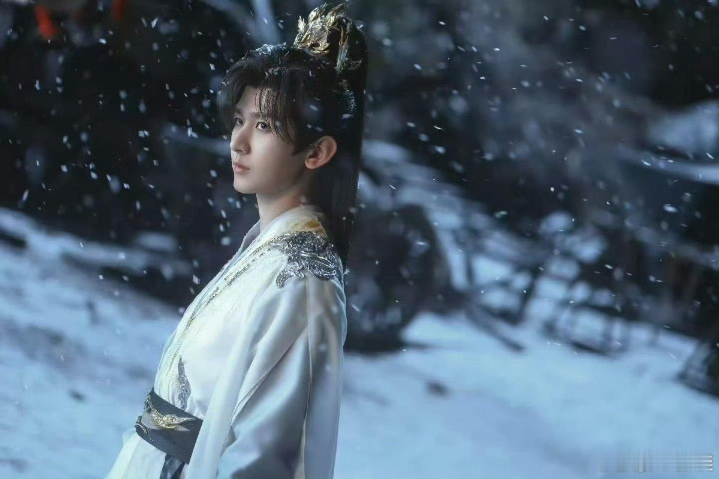 成毅手持火剑一秒入戏 镜头里火剑燃起的瞬间，成毅眼神立刻切换，冷冽与炽热在眼底交