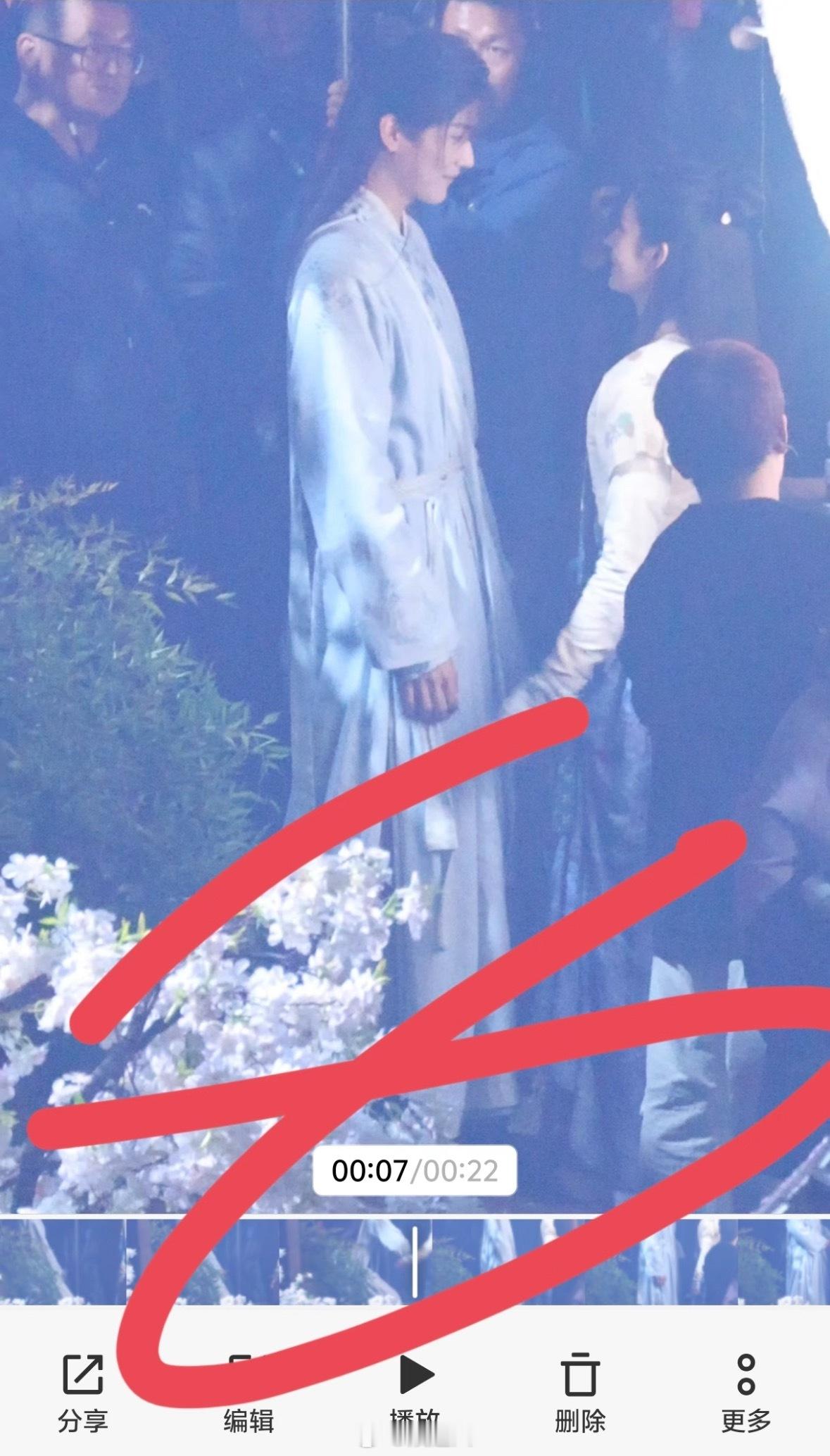 周柯宇赵晴吻戏路透周柯宇赵晴吻戏 周柯宇赵晴新剧金吾不禁吻戏路透，已经开始期待了