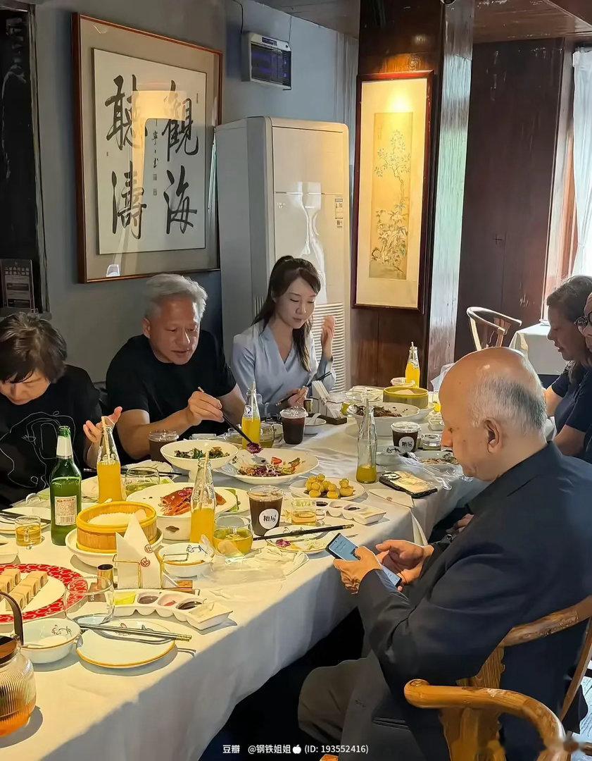 一位名人吃饭时的照片 