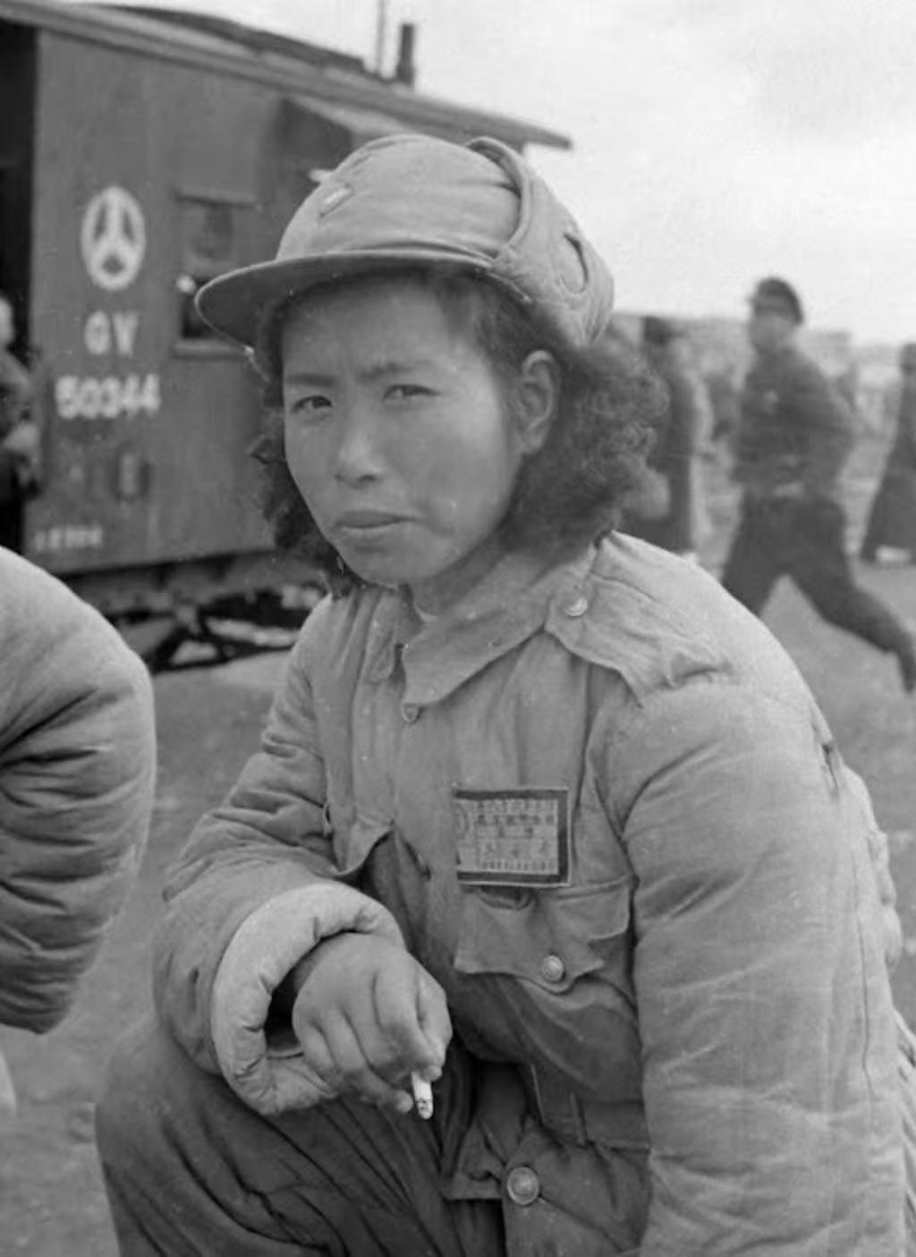 1948年，淮海战役期间，正在撤退的国军士兵们！

都是被大时代裹挟的苦命人，很